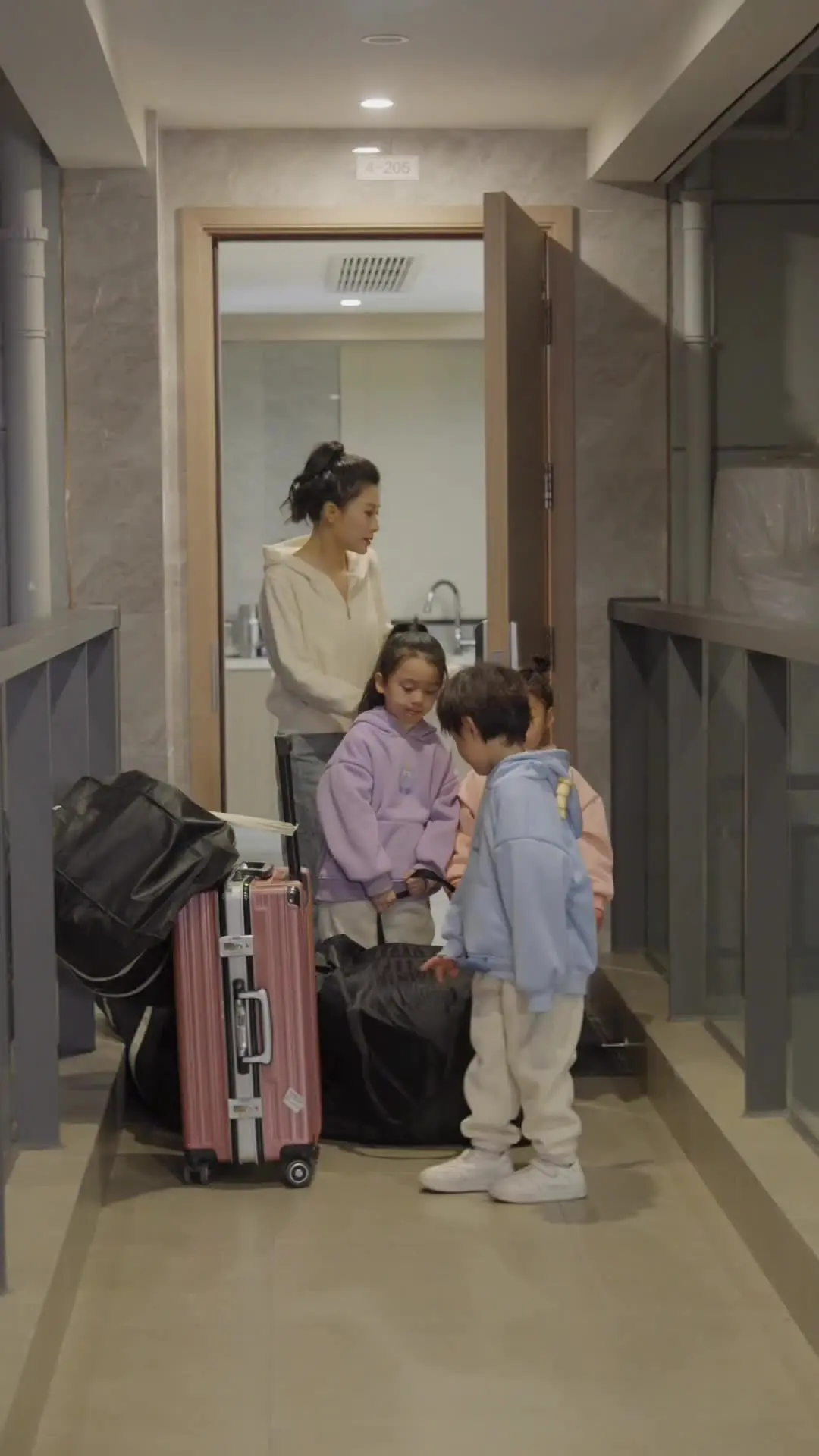 Episode 9 of After the Breakup, My Triplets and I Took the World by Storm