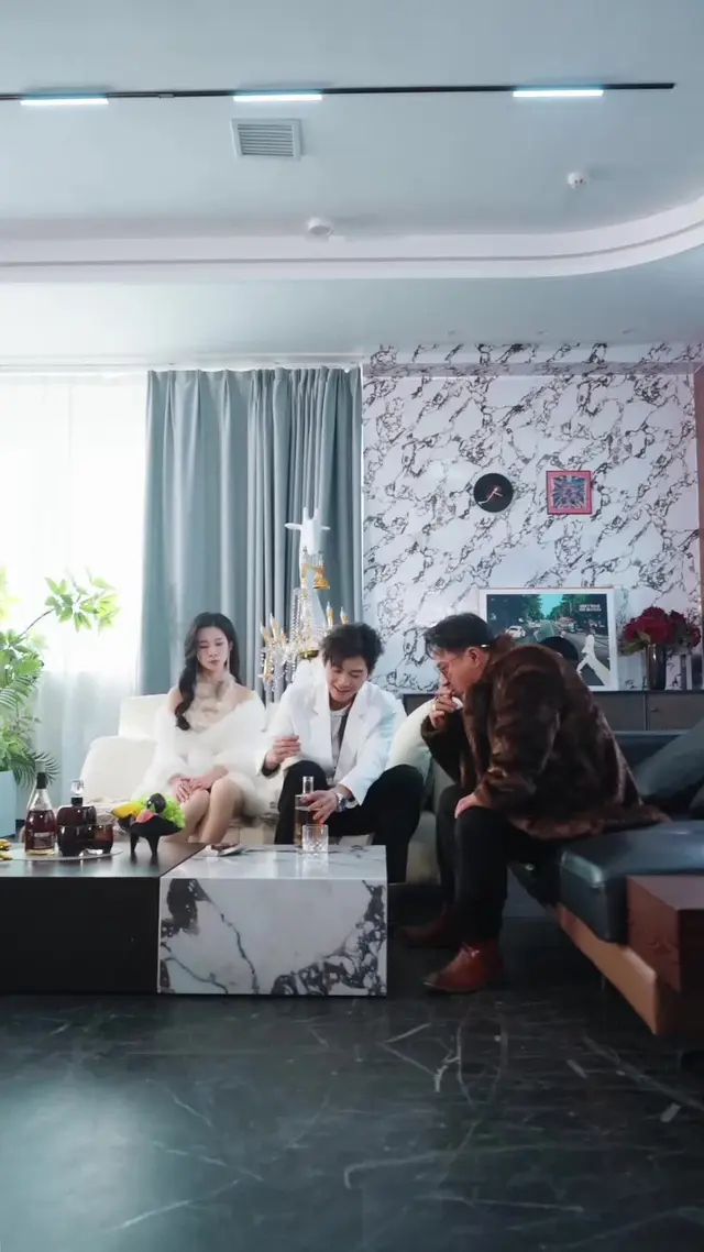 Episode 21 of Bugged Love: Spoiling His Wives