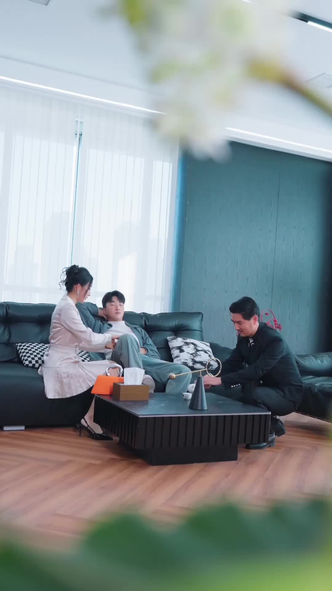 Episode 22 of Bugged Love: Spoiling His Wives