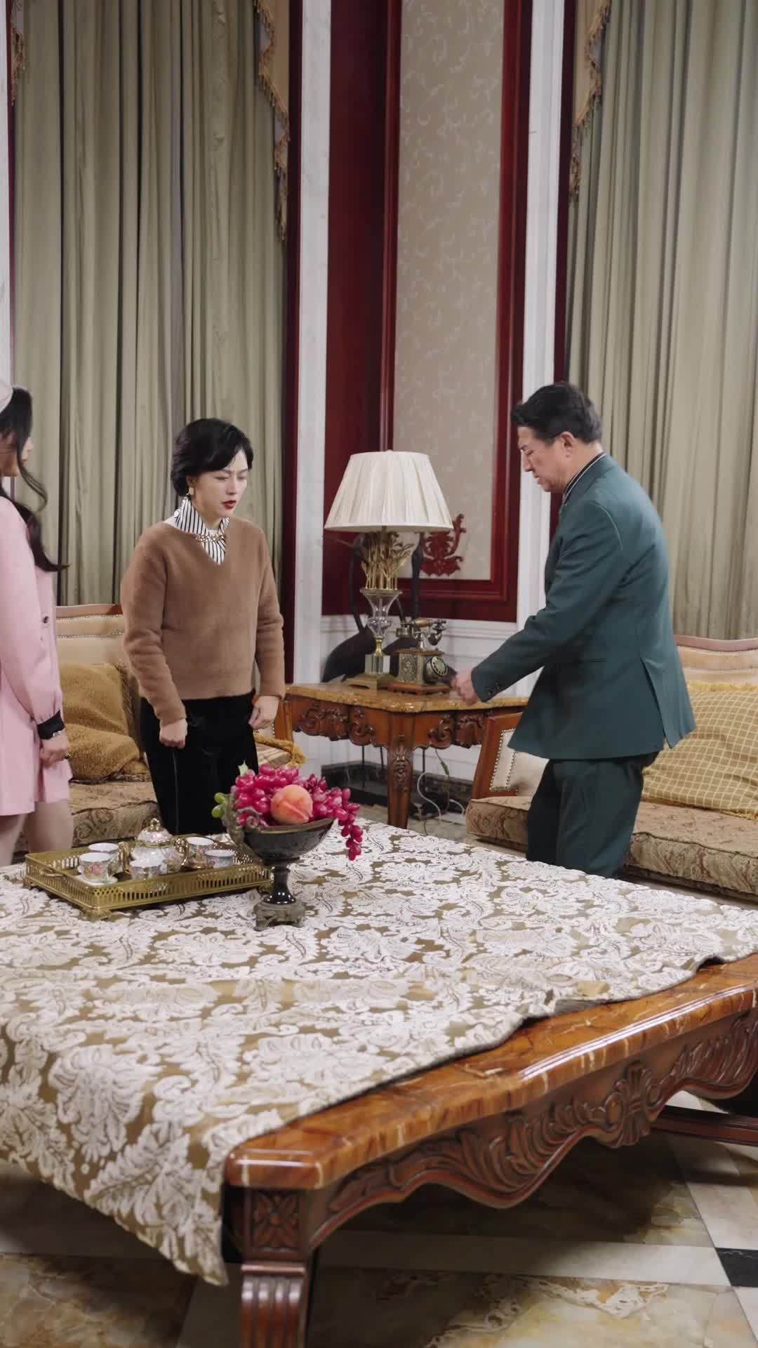 Episode 41 of CEO Daddy Spoils His Wife Sweetly
