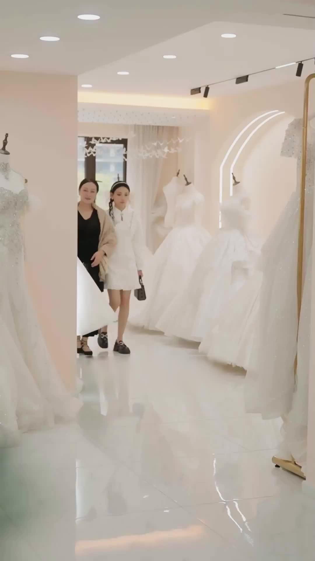 Episode 35 of CEO's Flash-Marriage Frenzy