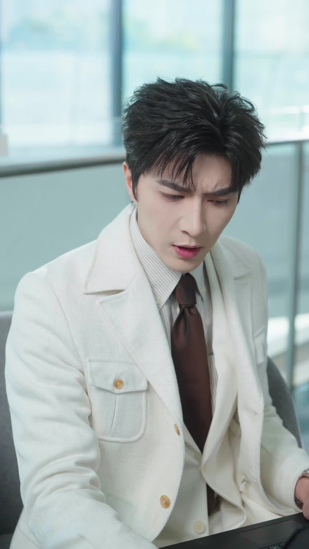 Episode 10 of Clingy Husband, Double-faced Wife