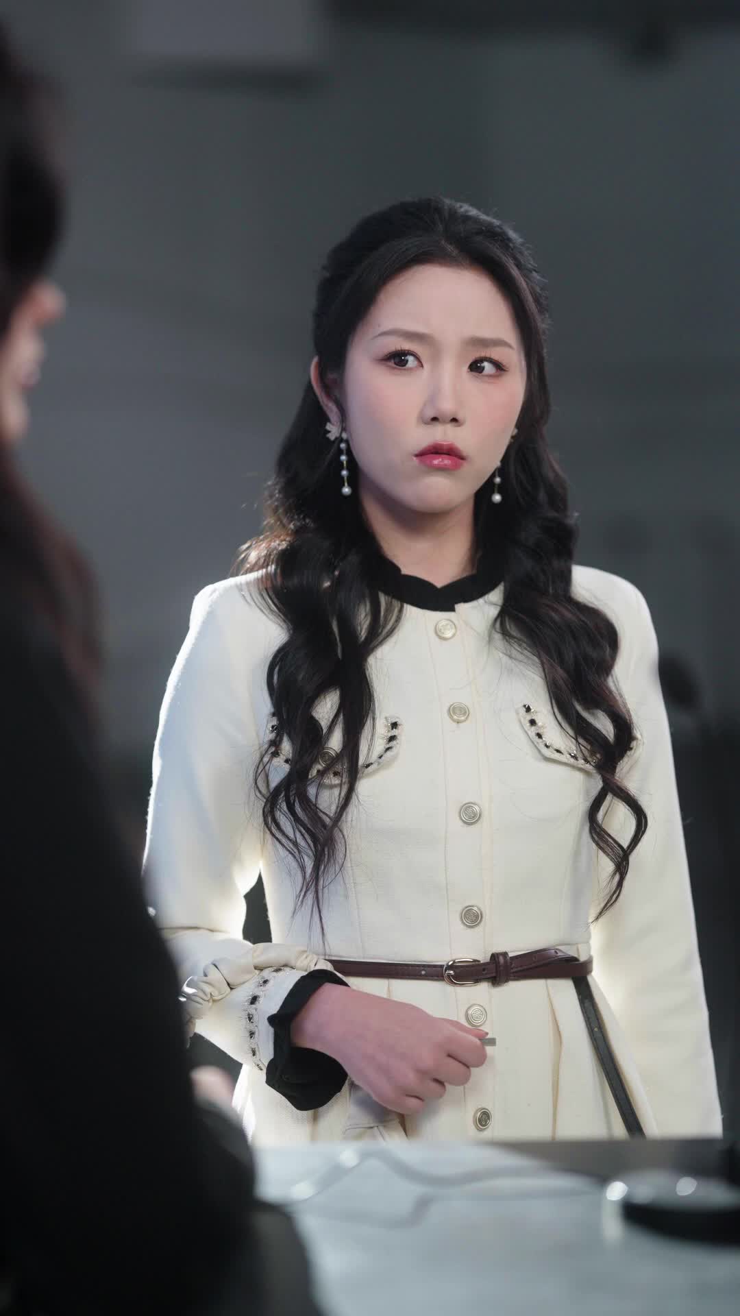 Episode 16 of Clingy Husband, Double-faced Wife