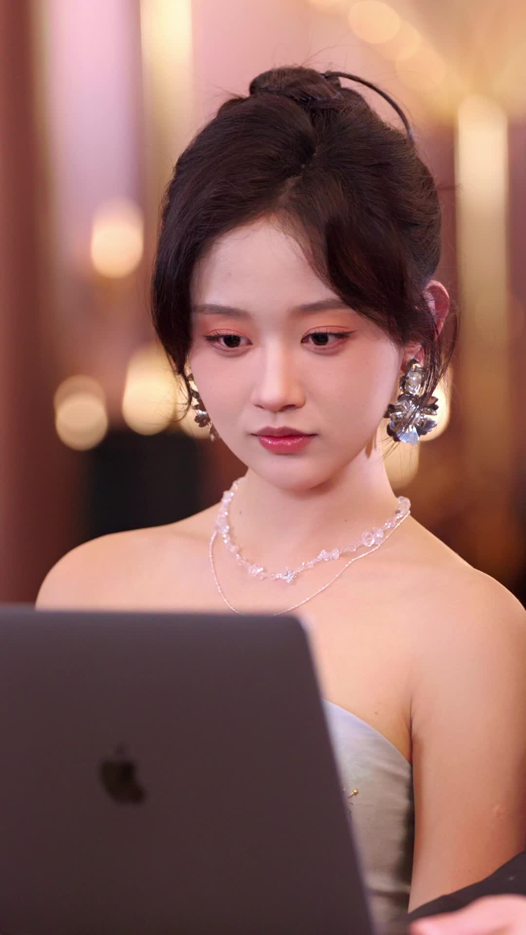 Episode 63 of Clingy Husband, Double-faced Wife