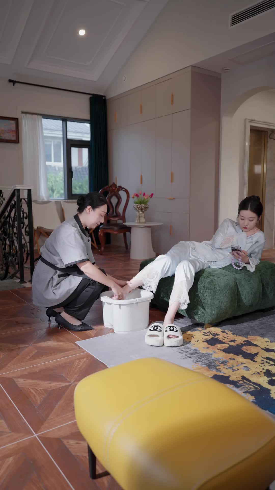 Episode 10 of Country Gal to Hotel Queen