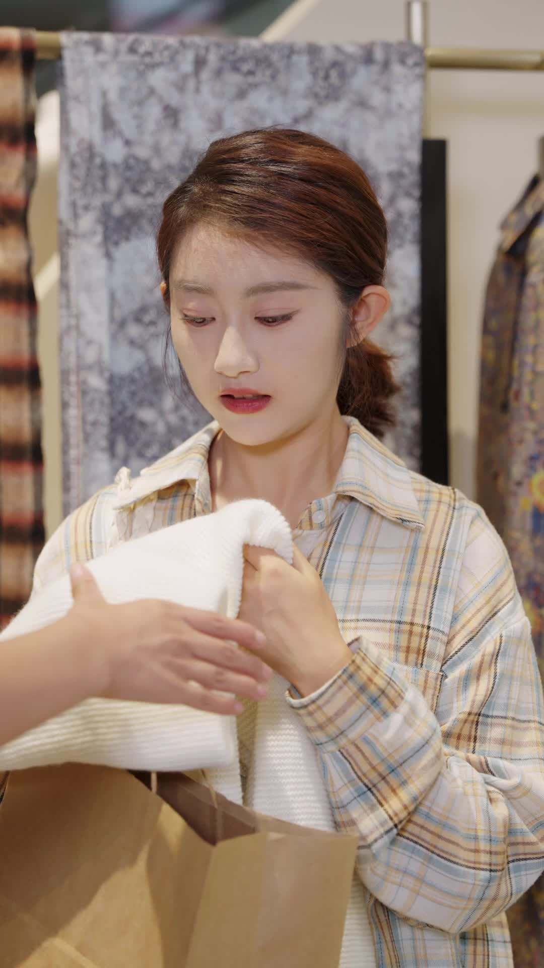 Episode 25 of Country Gal to Hotel Queen