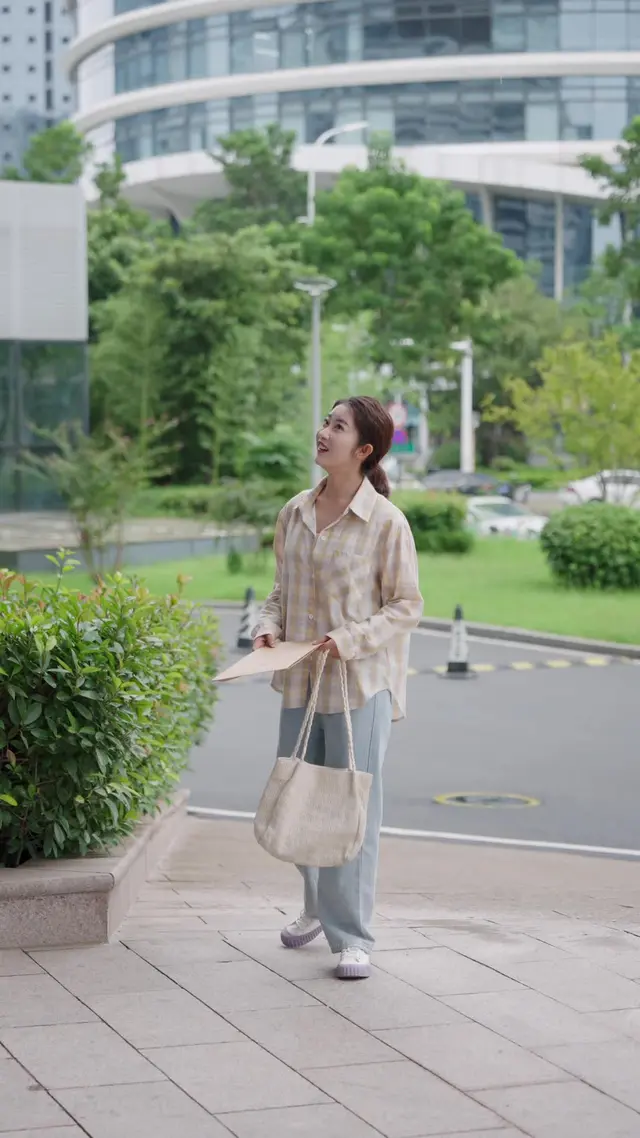 Episode 33 of Country Gal to Hotel Queen