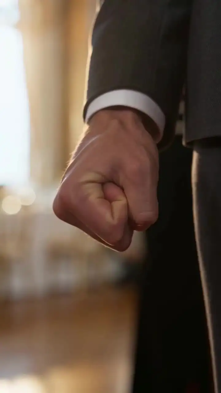 Episode 20 of Divorce Me？Bow to My Billionaire Daughter!