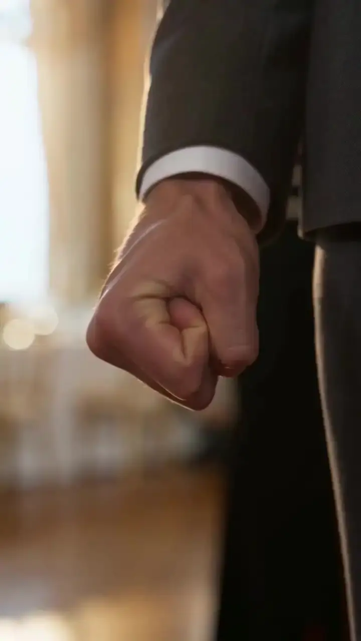 Episode 20 of Divorce Me？Bow to My Billionaire Daughter!