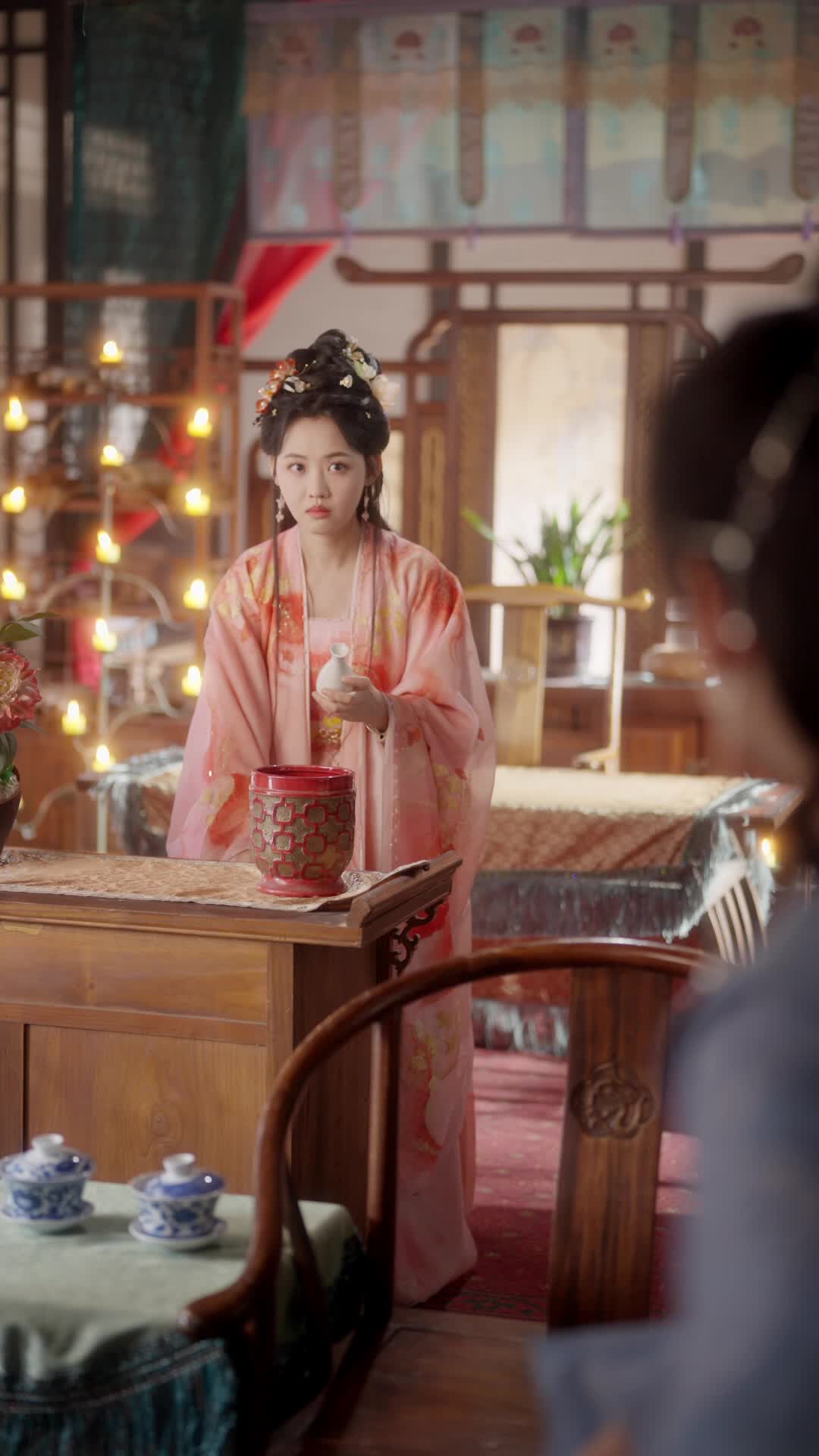 Episode 10 of Golden Cage, Silk Chains