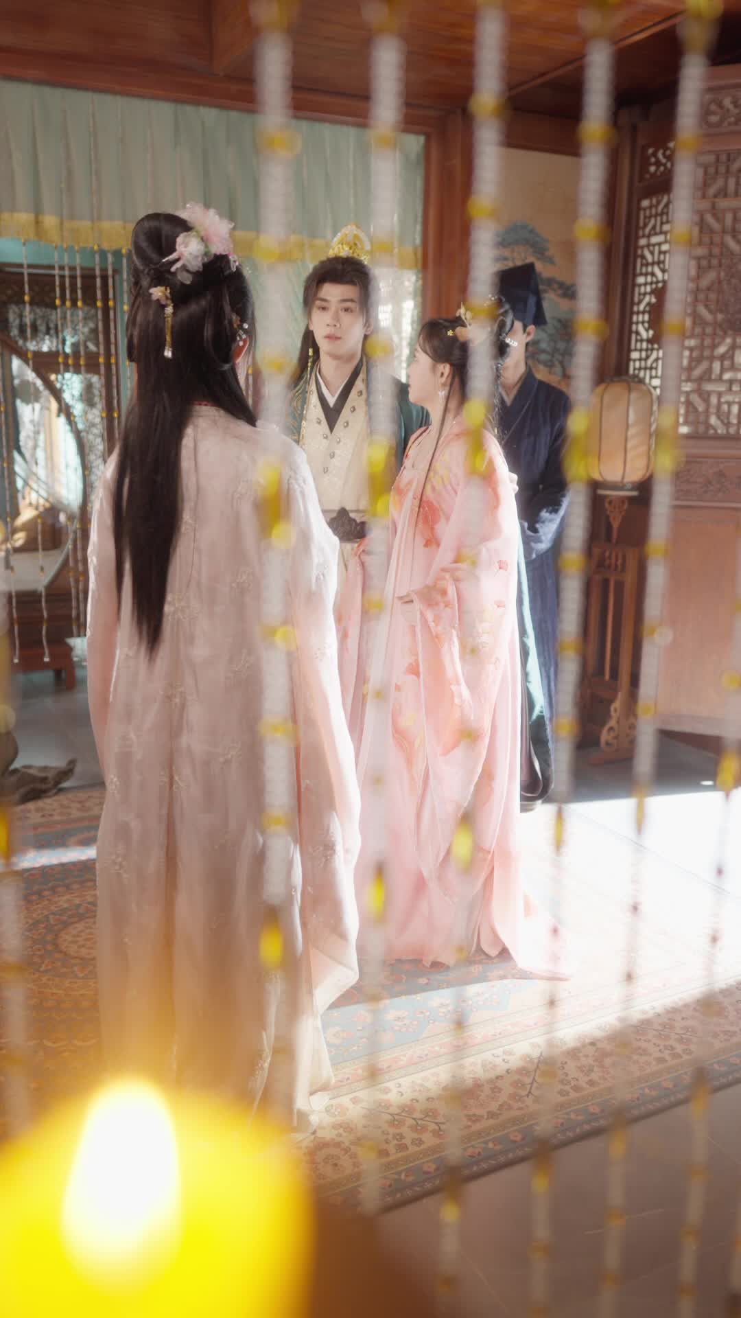 Episode 12 of Golden Cage, Silk Chains