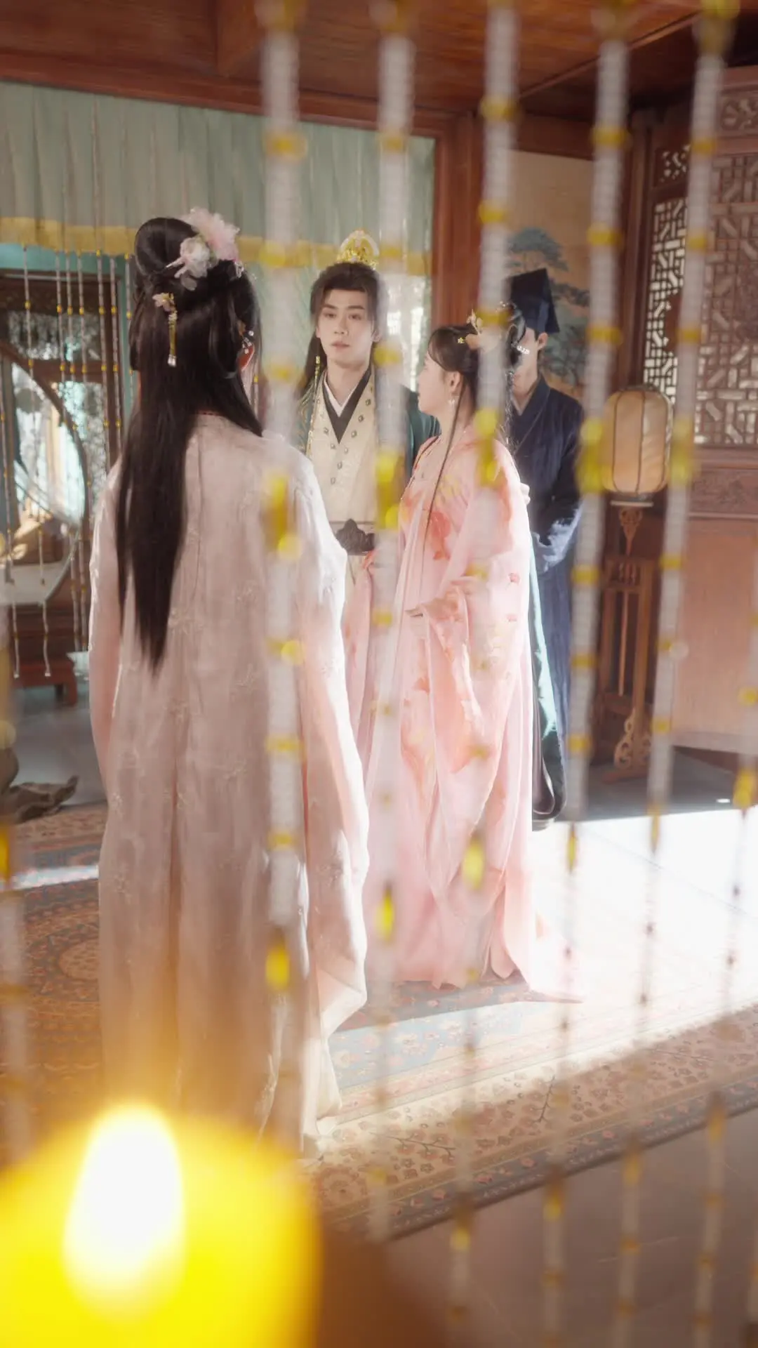 Episode 12 of Golden Cage, Silk Chains
