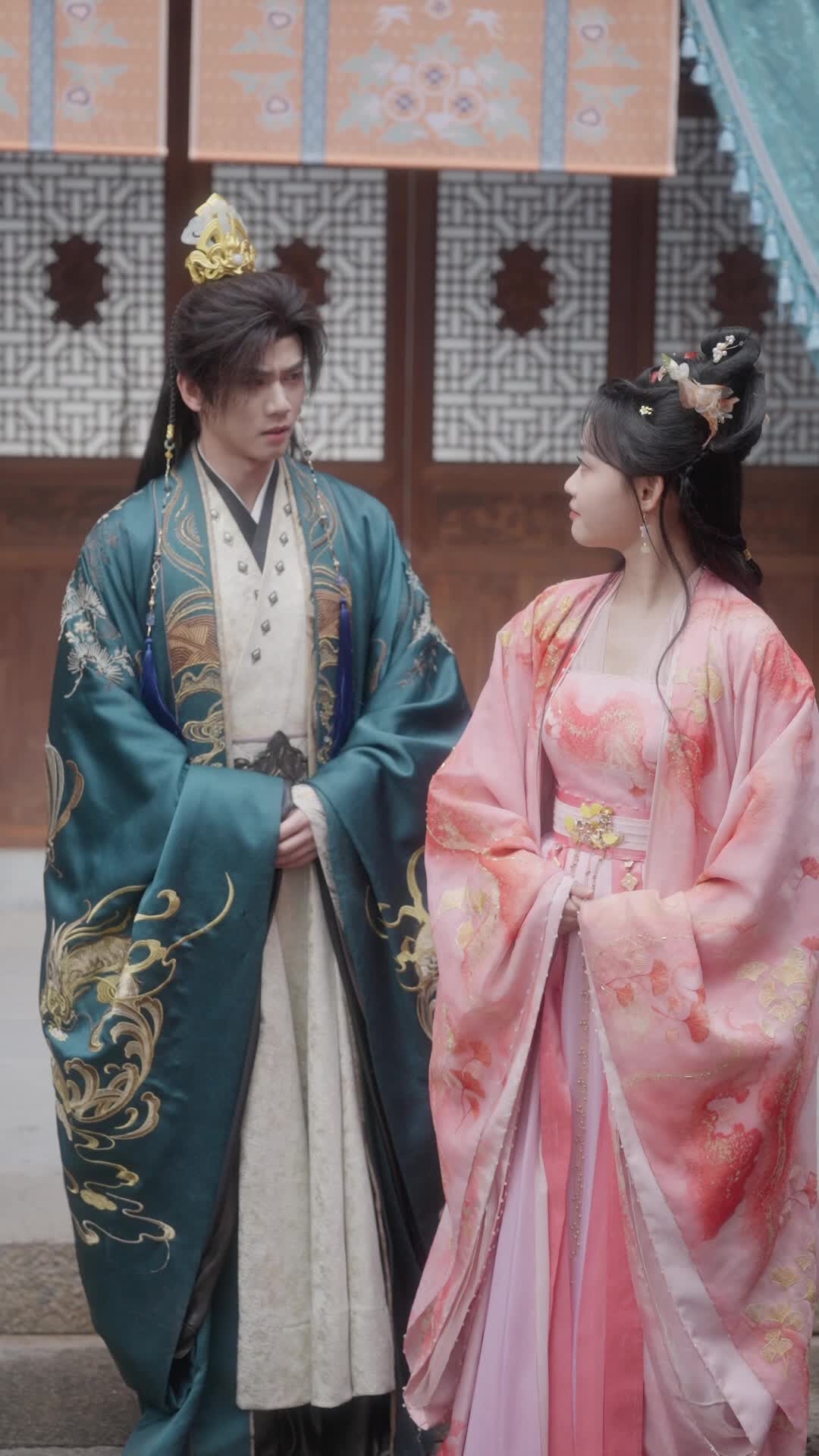 Episode 17 of Golden Cage, Silk Chains