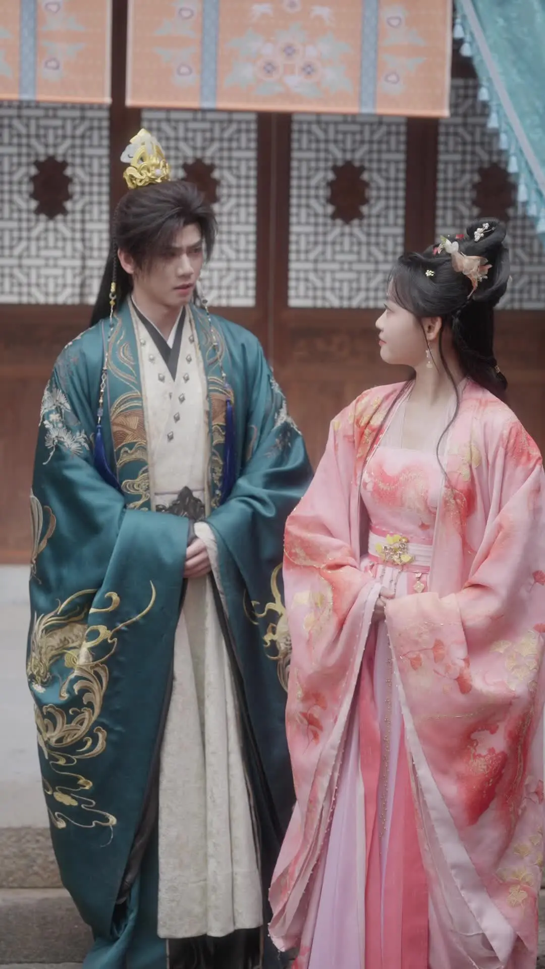 Episode 17 of Golden Cage, Silk Chains