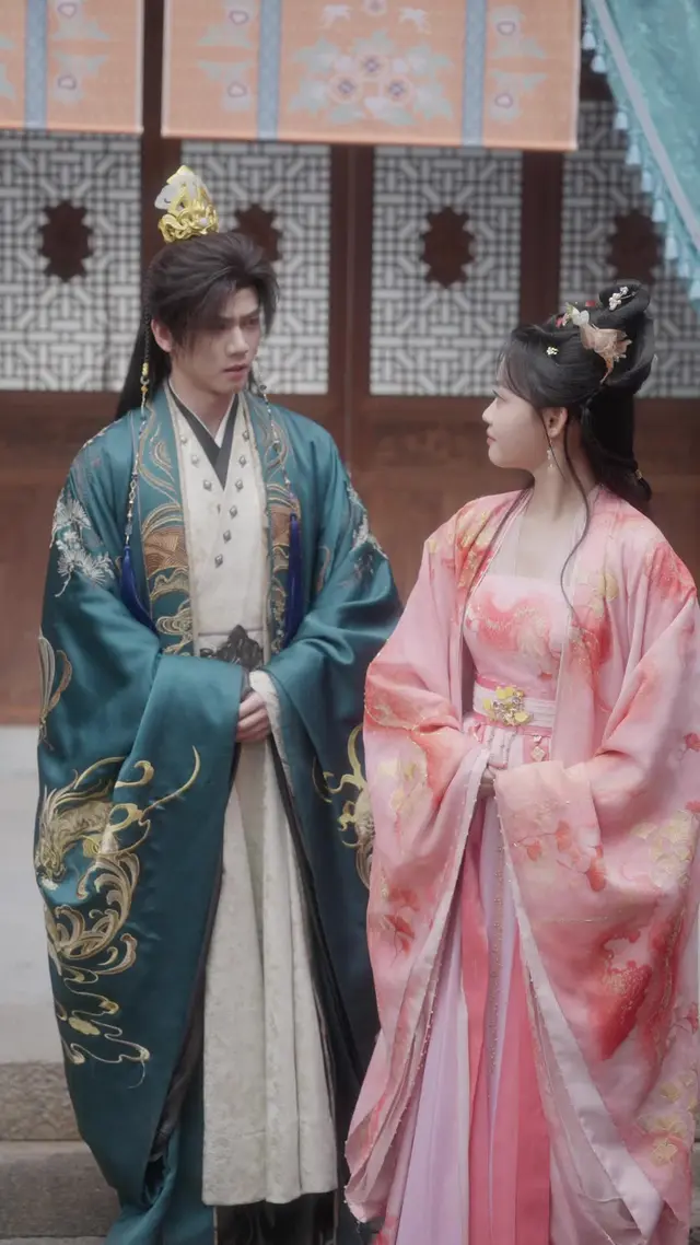 Episode 17 of Golden Cage, Silk Chains