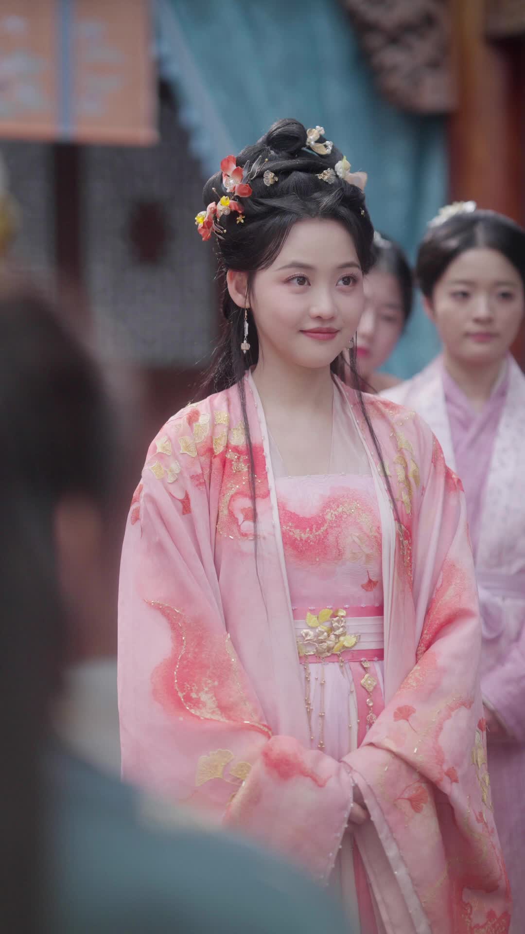 Episode 18 of Golden Cage, Silk Chains