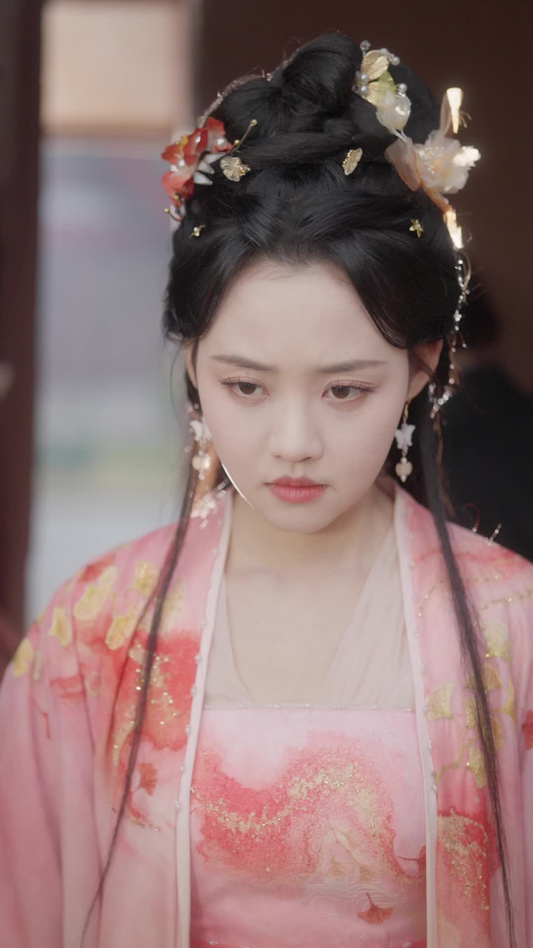 Episode 20 of Golden Cage, Silk Chains
