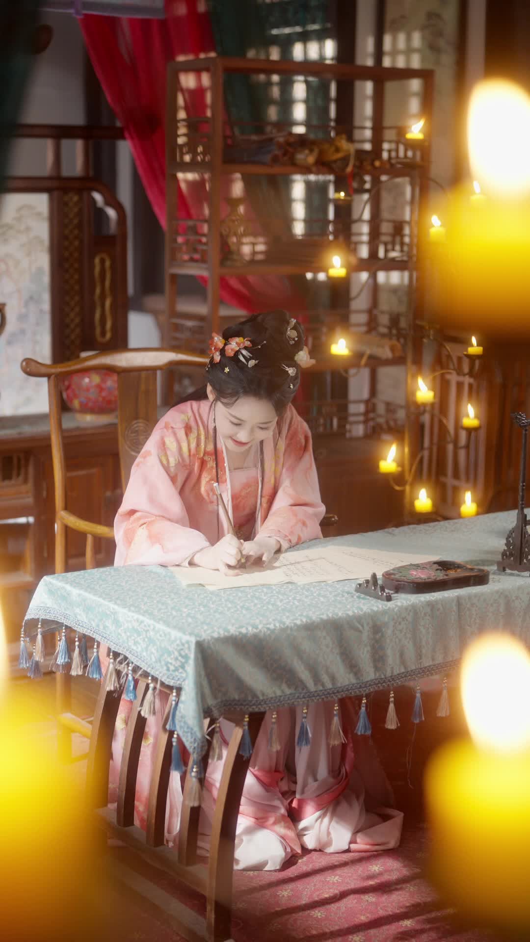 Episode 21 of Golden Cage, Silk Chains