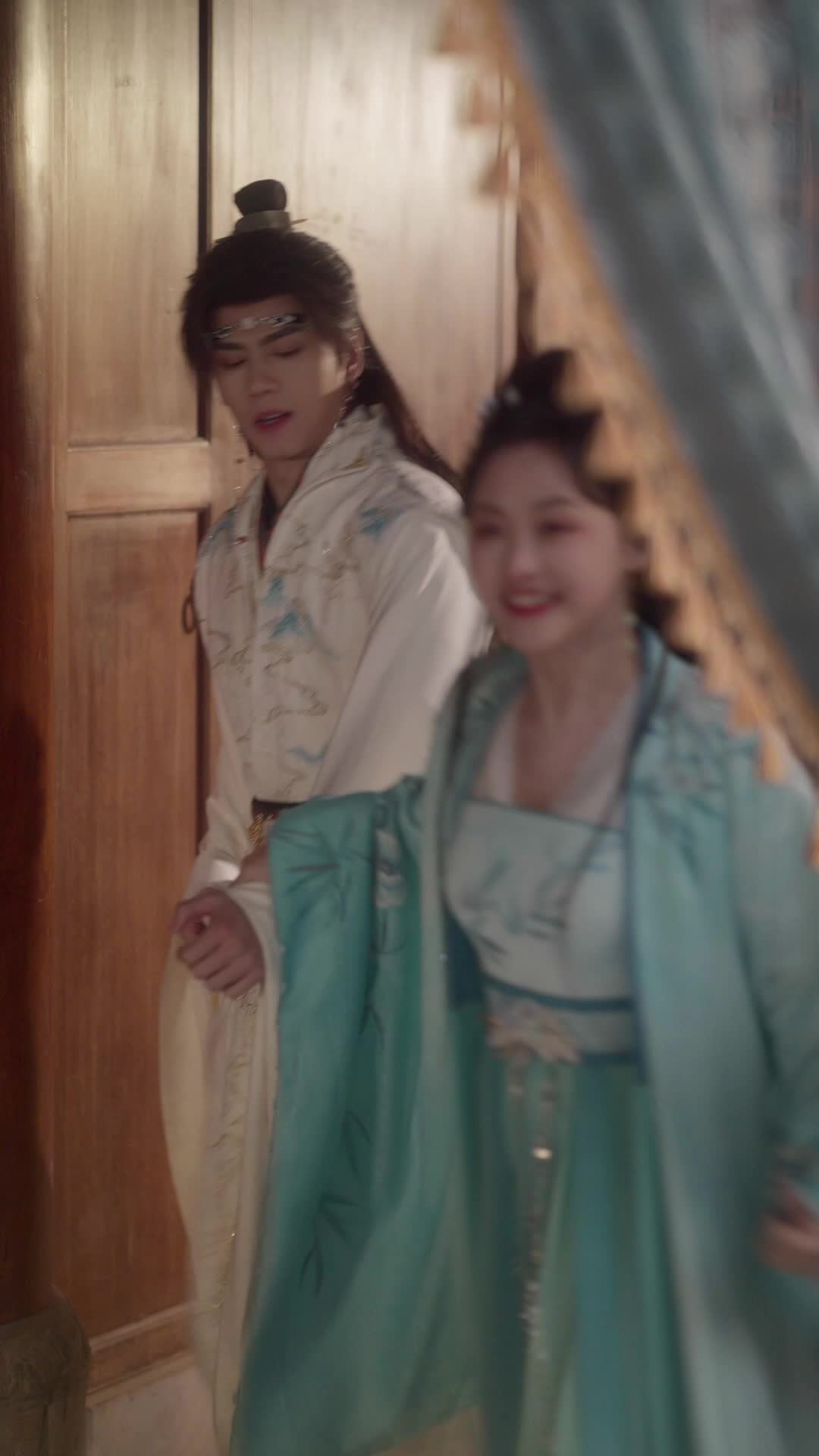 Episode 34 of Golden Cage, Silk Chains