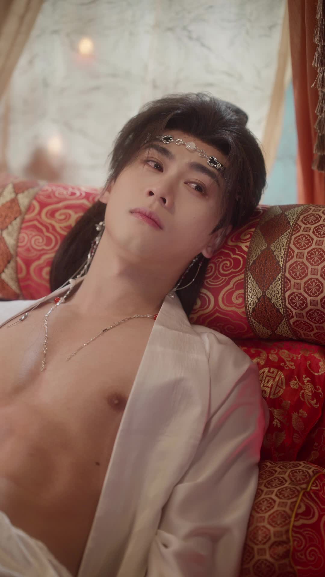 Episode 4 of Golden Cage, Silk Chains