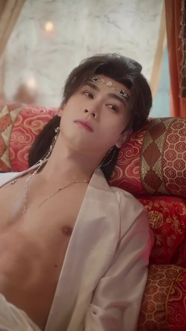 Episode 4 of Golden Cage, Silk Chains
