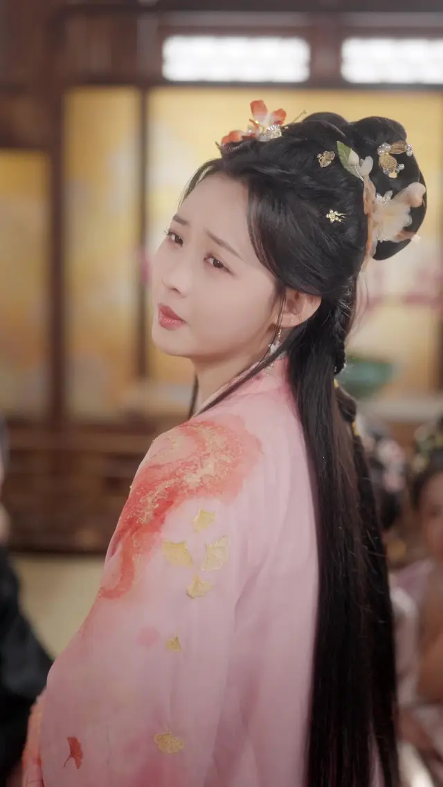 Episode 6 of Golden Cage, Silk Chains