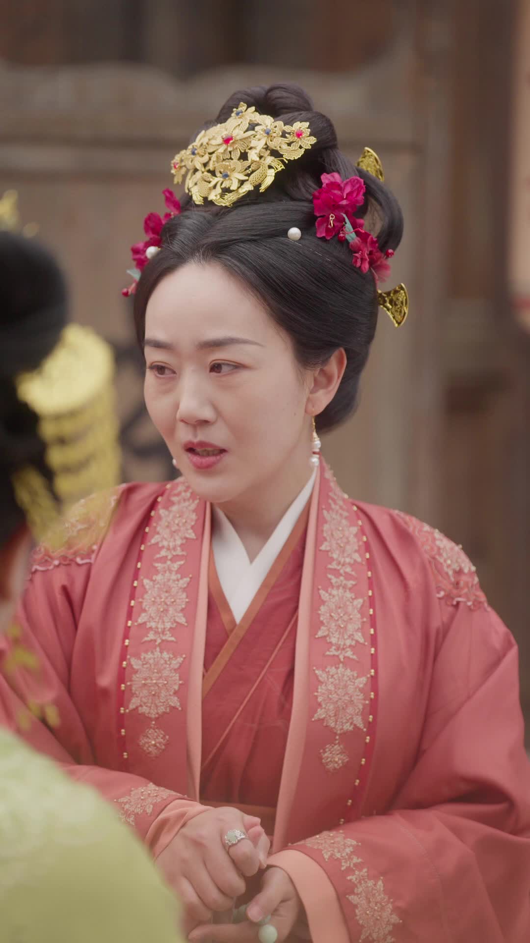 Episode 8 of Golden Cage, Silk Chains