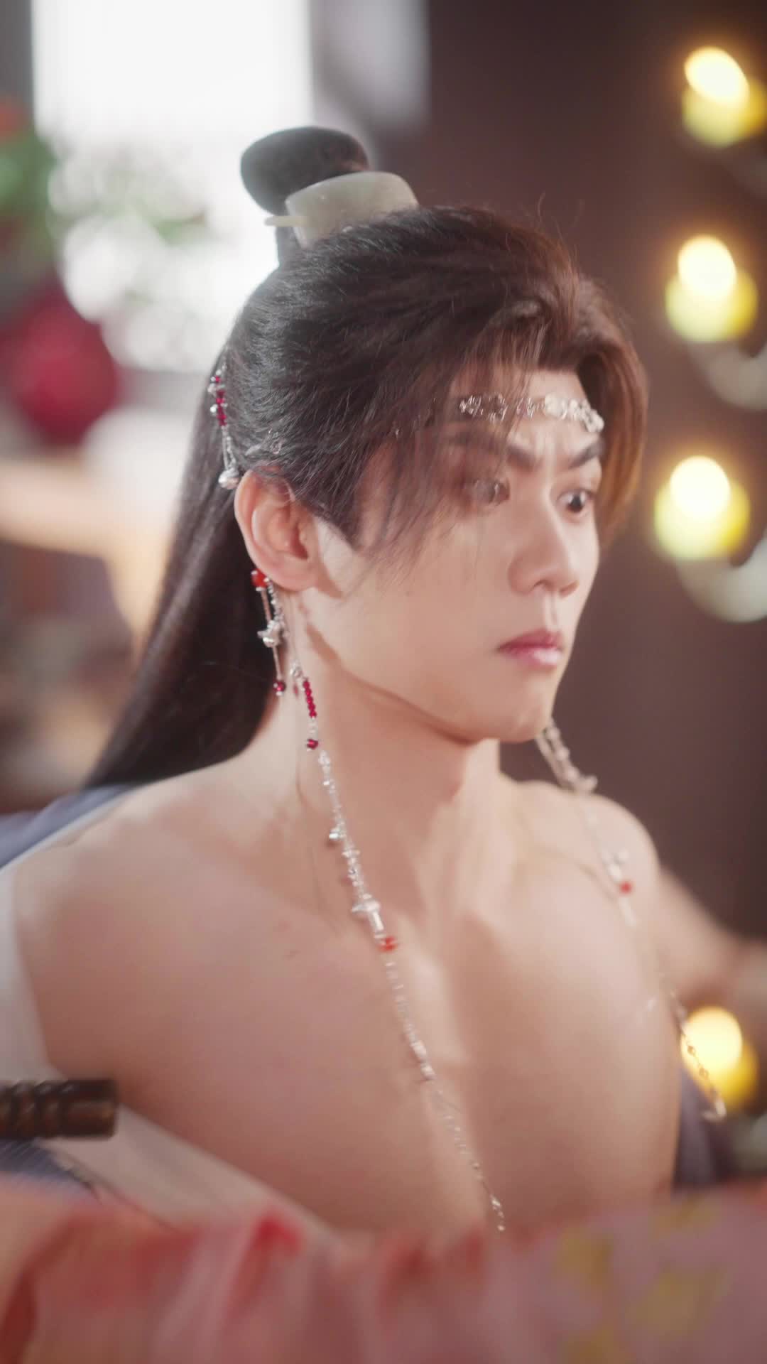 Episode 9 of Golden Cage, Silk Chains