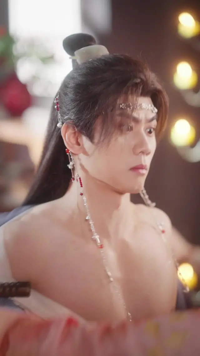 Episode 9 of Golden Cage, Silk Chains