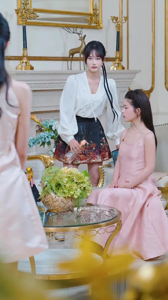 Episode 38 of Lady-in-Waiting vs. Lady Fake