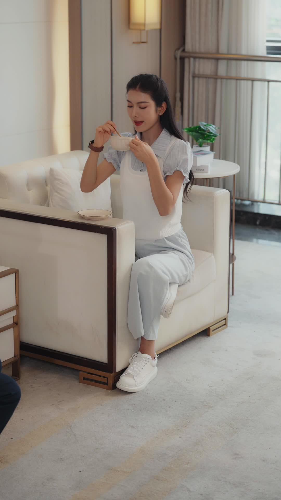Episode 20 of Mr. & Mrs. Smith: Pretending to Be CEO‘s Penniless Lover