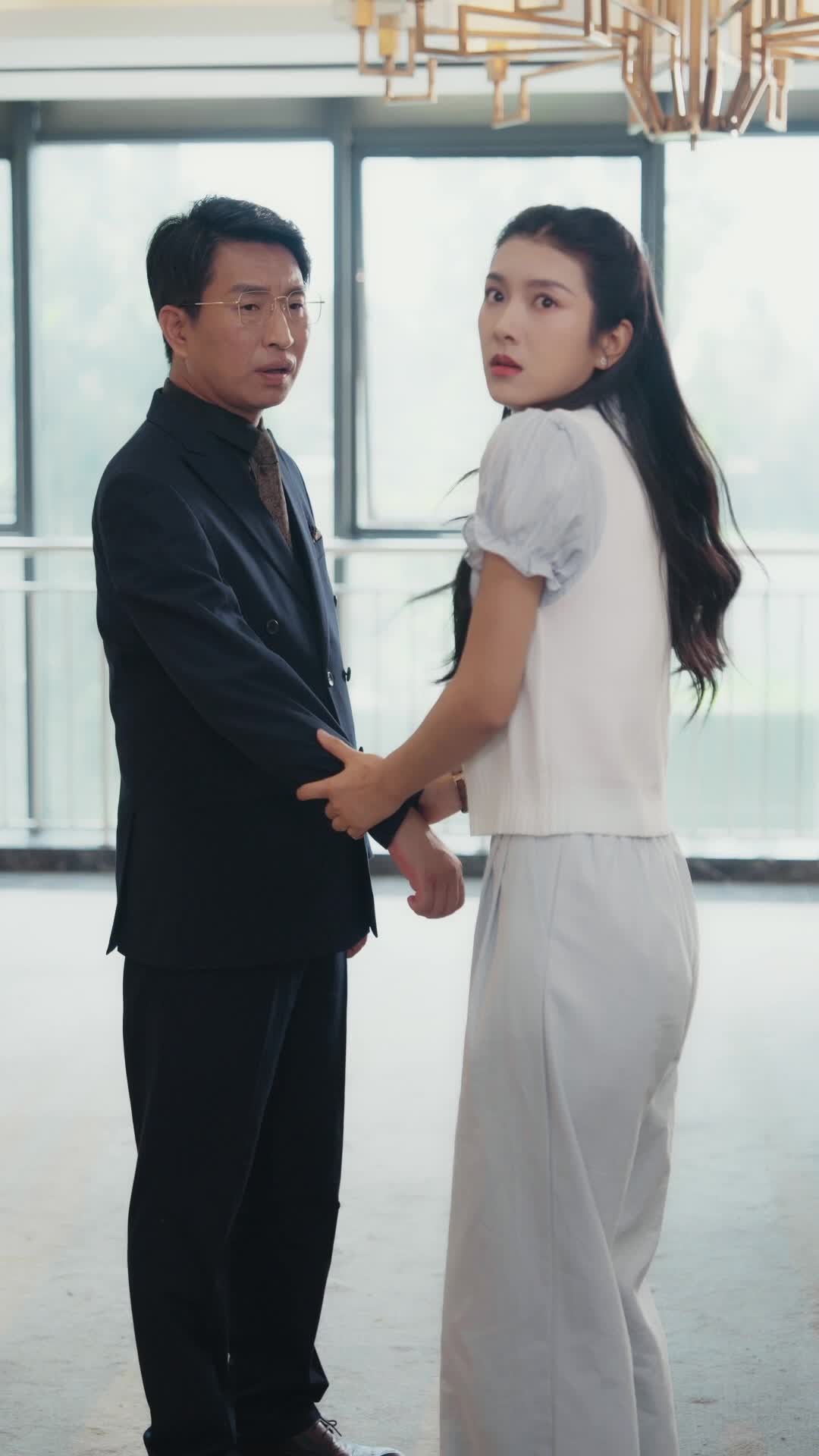 Episode 21 of Mr. & Mrs. Smith: Pretending to Be CEO‘s Penniless Lover