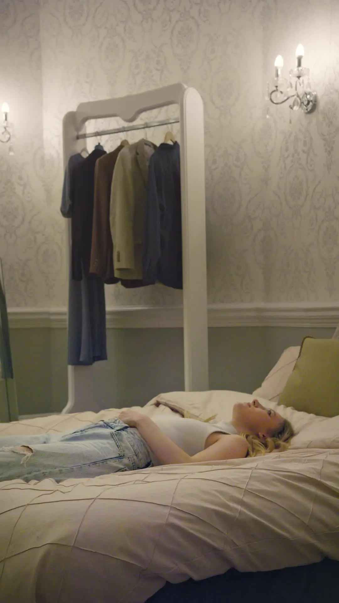 Episode 32 of My Billionaire Husband Left Me for Him？
