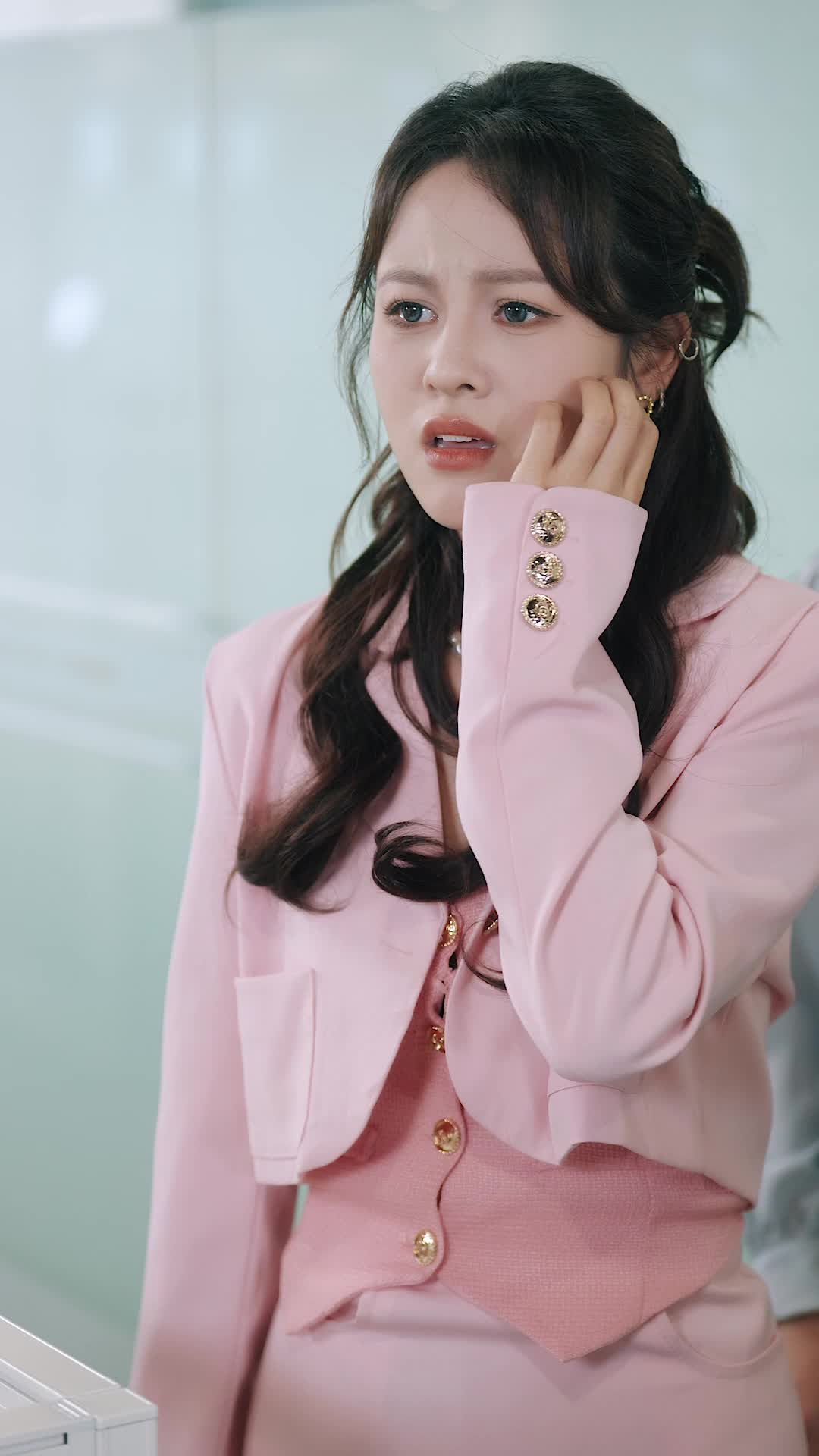 Episode 21 of Red Carpet, Hot Kiss