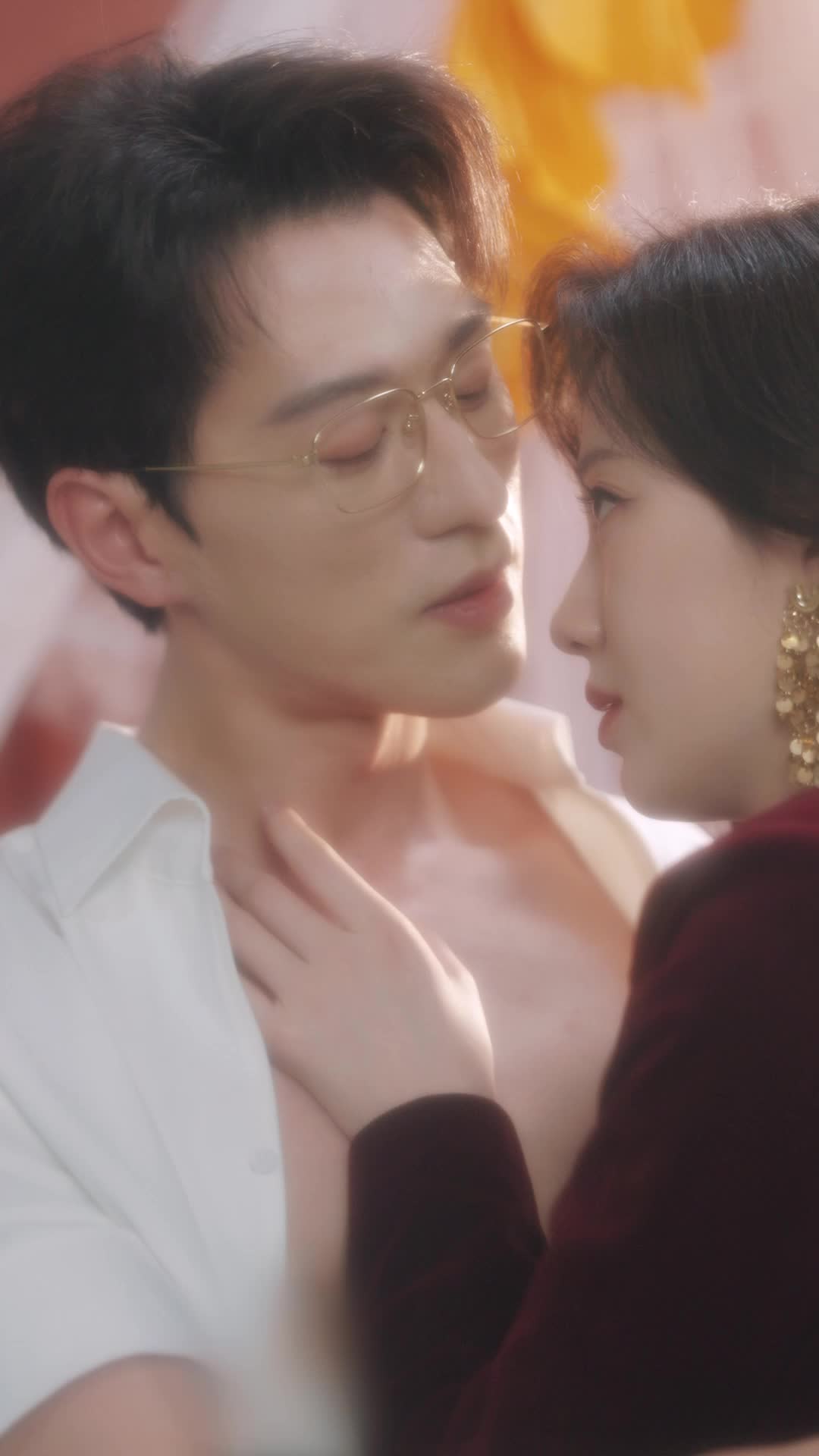 Episode 32 of Red Carpet, Hot Kiss