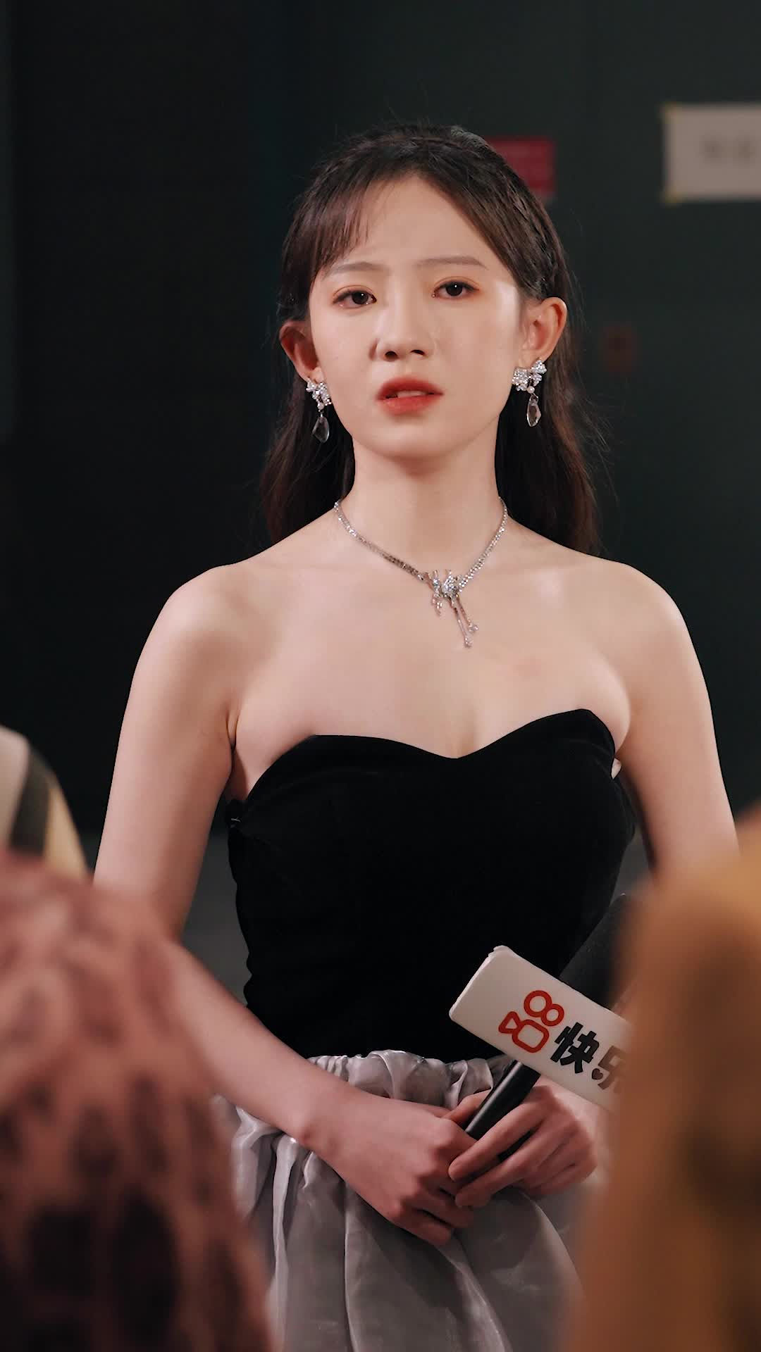 Episode 38 of Red Carpet, Hot Kiss