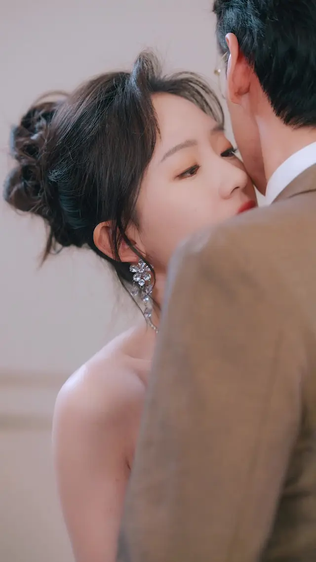 Episode 4 of Red Carpet, Hot Kiss