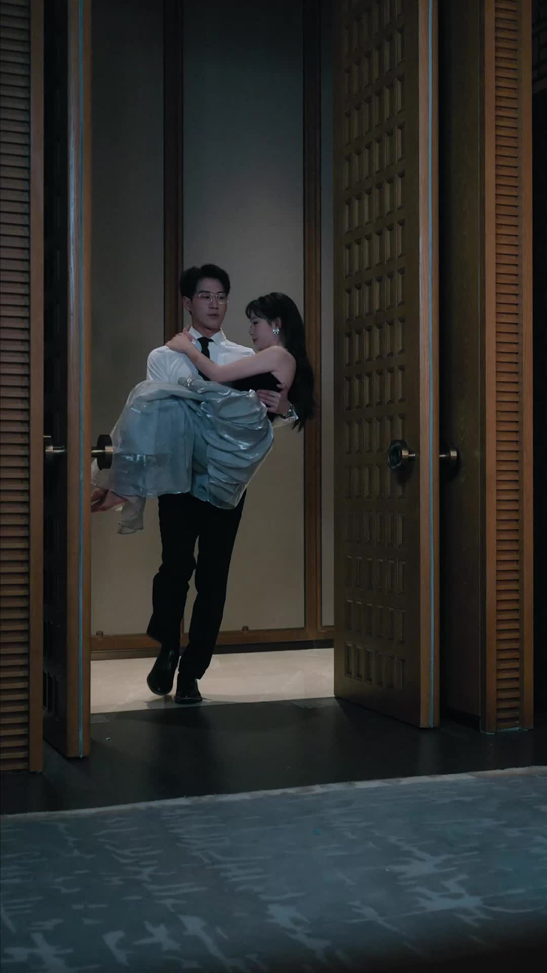 Episode 42 of Red Carpet, Hot Kiss