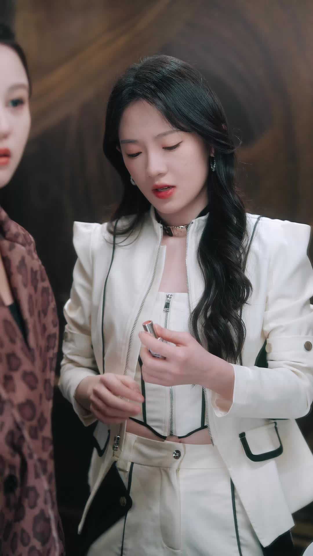Episode 53 of Red Carpet, Hot Kiss