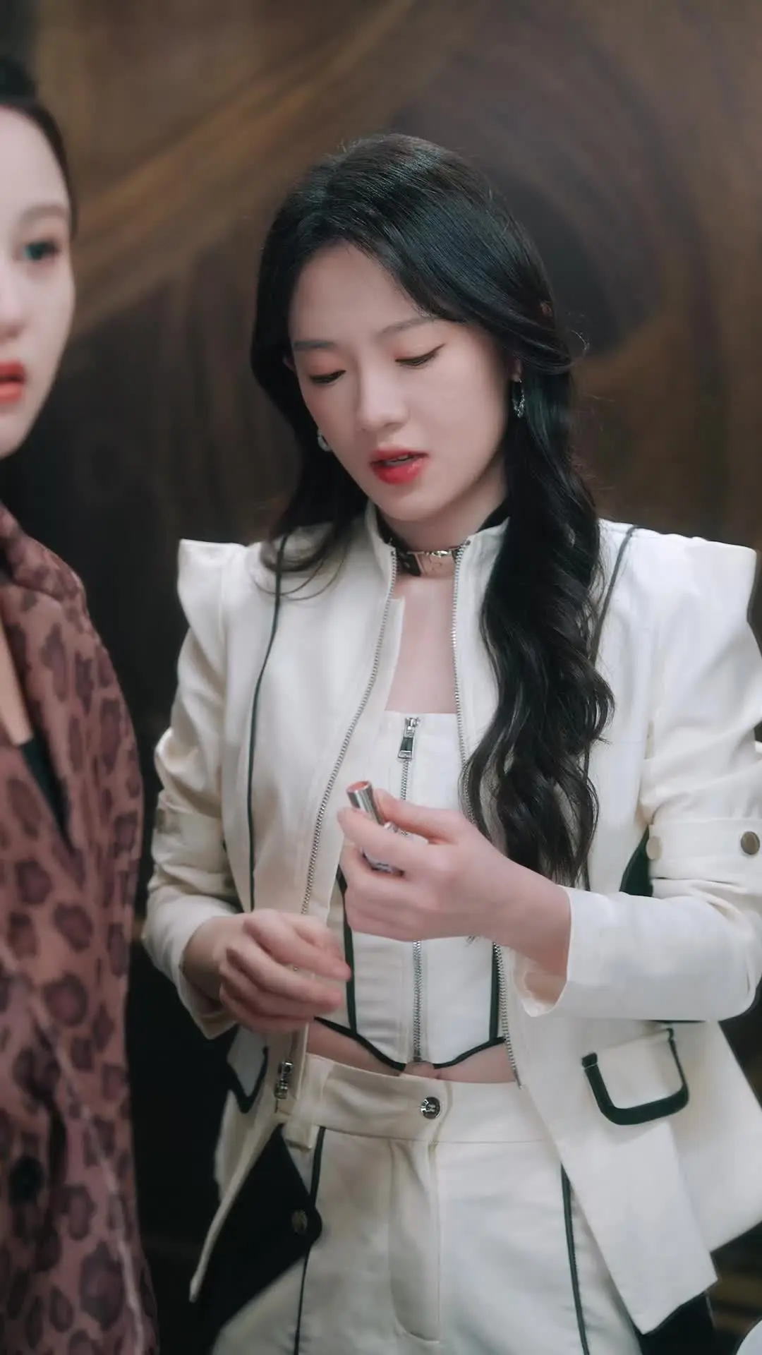 Episode 53 of Red Carpet, Hot Kiss
