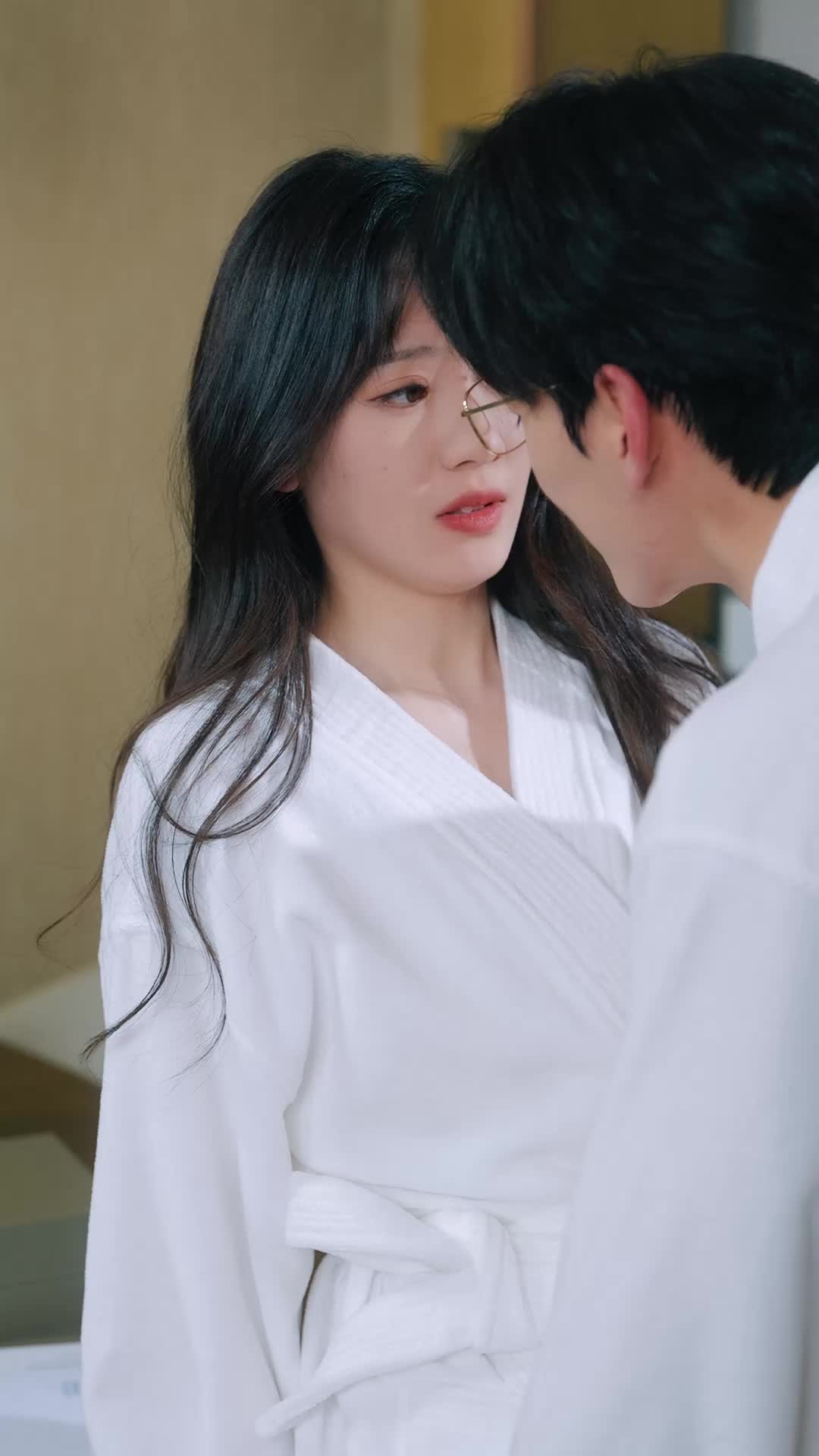 Episode 56 of Red Carpet, Hot Kiss