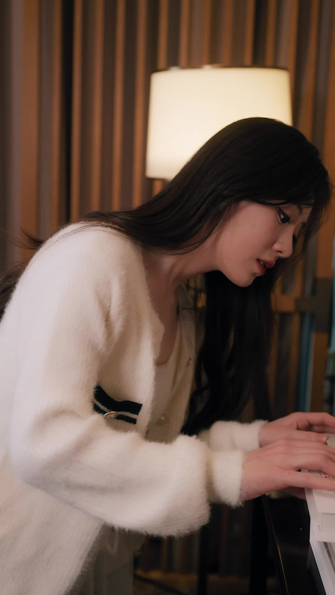 Episode 85 of Red Carpet, Hot Kiss
