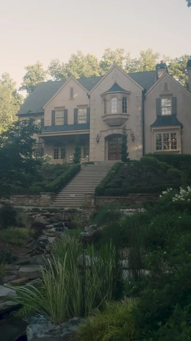Episode 40 of The Billionaire Married a Homeless Girl