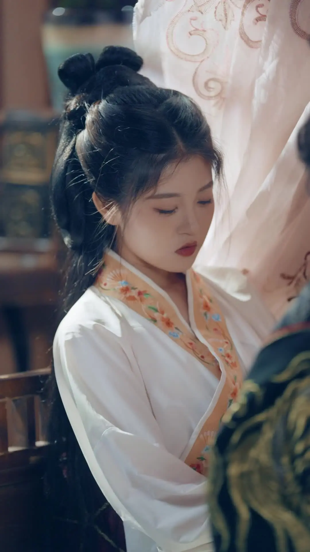 Episode 35 of The Bride Hides a Crown No One Sees