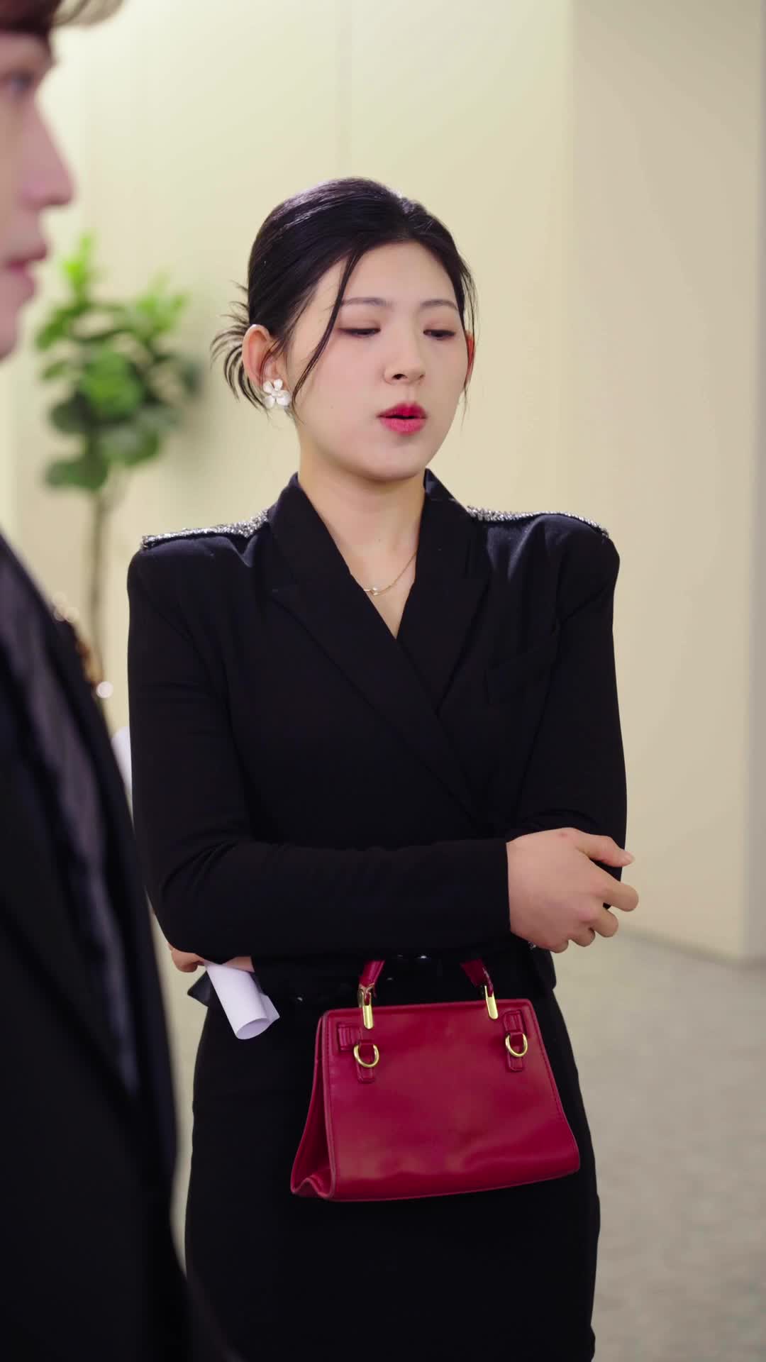 Episode 48 of The Real Heiress in the Shadows
